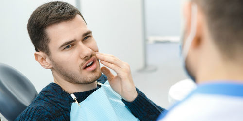 a man consultates to doctor about his wisdom teeth